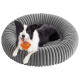 Schwarz-weißer Border Collie liegt auf einem runden, grauen, gerippten Hundebett und trägt eine orangefarbene Bandana mit dem Text "Feandrea".
