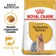 Royal Canin Adult Yorkshire Terrier Hundefutterbeutel mit einem Bild eines Yorkshire Terriers, mit Text, der die Rassenernährung und spezielle Kroketten hervorhebt.