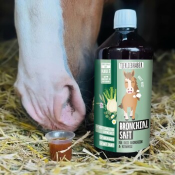 Flasche "Hustenkräutersaft" von Tierliebhaber, hergestellt mit Spitzwegerich, Brennnessel, Fenchel, Salbei und Eibisch-Wurzel.