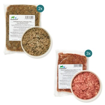 Zwei Pakete Haustierfutter mit der Aufschrift "Rinderpansen grün" und "Rindermuskelfleisch Extra," mit einer Schüssel von jeder Art Futter sichtbar.