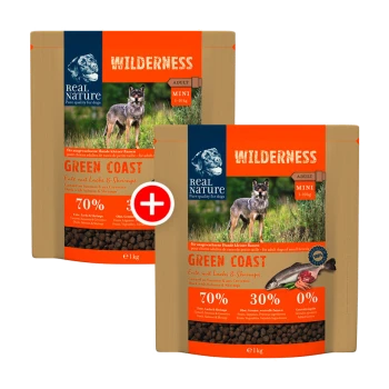 Zwei Beutel Real Nature Wilderness Hundefutter mit der Aufschrift 'Green Coast', mit einem kleinen Hund auf der Vorderseite, mit 70% Fleischanteil und Garnelen.