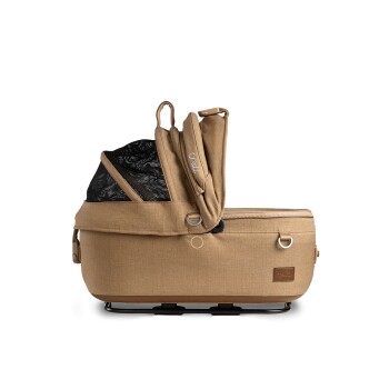 Eine stilvolle beige Tragetasche für Haustiere mit einem Netzoberteil, ausgestattet mit einem Reißverschlussfach und einer Seitentasche, entworfen für Komfort und Bequemlichkeit.