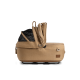 Eine stilvolle beige Tragetasche für Haustiere mit einem Netzoberteil, ausgestattet mit einem Reißverschlussfach und einer Seitentasche, entworfen für Komfort und Bequemlichkeit.