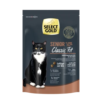 Schwarz-weiße Katze auf einem mit "SELECT GOLD Senior Classic Fit" beschrifteten Tierfutterbeutel, geeignet für Katzen über 9 Jahre, mit Huhn und Reis.