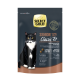 Schwarz-weiße Katze auf einem mit "SELECT GOLD Senior Classic Fit" beschrifteten Tierfutterbeutel, geeignet für Katzen über 9 Jahre, mit Huhn und Reis.