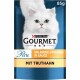 Purina Gourmet Katzenfutterverpackung mit einer weißen Katze mit grünen Augen, beschriftet "Perle Erlesene Streifen in Sauce mit Truthahn," 85g.