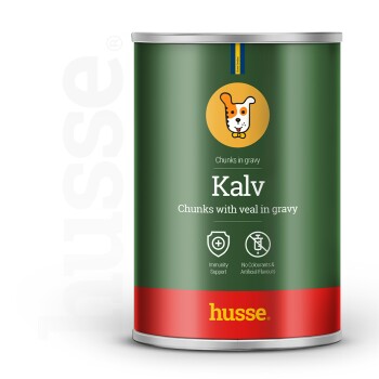 Grüne Dose Hundefutter mit der Aufschrift "Kalv", die Stücke mit Kalbfleisch in Soße enthält, mit Symbolen für Immununterstützung und ohne künstliche Aromen.