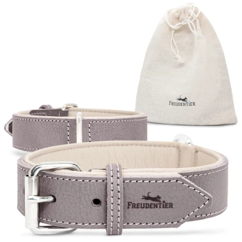 gefüttertes Halsband aus Leder braun/ grau 52 cm, 3,5 cm Zwei stilvolle graue Haustierhalsbänder mit weißer Naht, mit einer silbernen Schnalle, neben einem beigen Zugbeutel mit der Aufschrift "FREUDENTIER" ausgestellt.