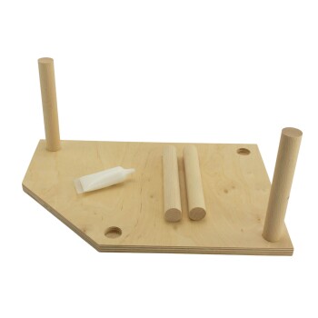 Holzhaustier-Spielzeug-Bausatz mit flachem Boden, zwei vertikalen Pfosten und zwei horizontalen Stangen, mit einer Tube Kleber.