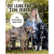 Zwei Hunde, ein gestromter und ein schwarzer, sitzen neben einer Person auf einer Gartenbank. Text: "Leine für jeden Pfoten für mittelgroße & große Hunde."