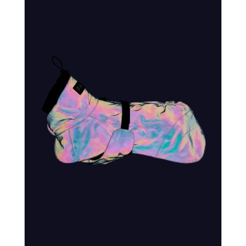 Ein glänzender, schillernder Hundemantel mit einem schwarzen Kragen und verstellbarem Riemen, präsentiert auf einem dunklen Hintergrund.