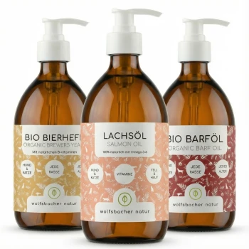 Drei Flaschen mit Haustierergänzungen: Bio Barf Öl, Lachsöl und Bio Brauereihefe, jede mit unterschiedlichen Etiketten und Pumpenkappen.