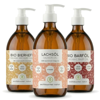 Drei Flaschen mit Haustierergänzungen: Bio Barf Öl, Lachsöl und Bio Brauereihefe, jede mit unterschiedlichen Etiketten und Pumpenkappen.