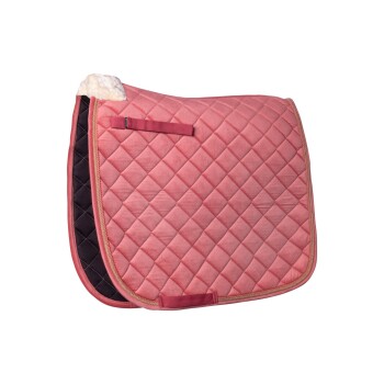 Ein rosa gestepptes Sattelpad mit einem flauschigen weißen Rand, mit einer schwarzen Unterseite und einem dekorativen goldenen Rand.