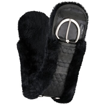 Schwarzer, mit Kunstfell gefütterter Pferdegurt mit einer Metall-Schnalle und gestepptem Stoff, entworfen für Komfort und Haltbarkeit.