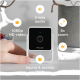 Eine Hand hält eine Petcube-Kamera mit angezeigten Funktionen: 1080p HD-Video, 2-Wege-Audio, 8-fach Zoom, Nachtsicht und Ton- & Bewegungswarnungen.