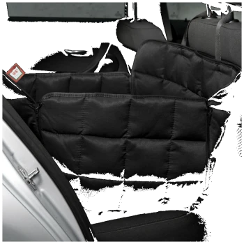 Schwarze Autositzabdeckung für Haustiere mit gestepptem Design, positioniert auf dem Rücksitz eines Autos, mit einem Preisschild von 95 $.