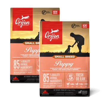 Zwei Beutel Orijen Small Breed Puppy Futter mit einer Person und Hund Silhouette bei Sonnenuntergang, die "85% Qualitäts-Tierzutaten" hervorhebt.