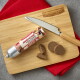 Bambus-Schneidebrett mit Gravur 'FLEISCHESLUST', Meat & Treat Hunde-Trainingswurstrolle mit Scheiben, Messer auf rotem Tuch.