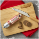 Bambus-Schneidebrett mit Gravur 'FLEISCHESLUST', Meat & Treat Hunde-Trainingswurstrolle mit Scheiben, Messer auf rotem Tuch.