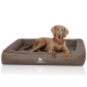 Ein brauner Hund, der auf einem plüschigen Hundebett mit grauem Außenmaterial und weißer Paspelierung ruht, mit dem Logo "KNUFFELWUFF."