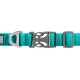Eine Nahaufnahme eines türkisfarbenen Hundehalsbands mit einem metallischen D-Ring und einer stabilen Kunststoffschnalle, gekennzeichnet mit "RUFFWEAR."