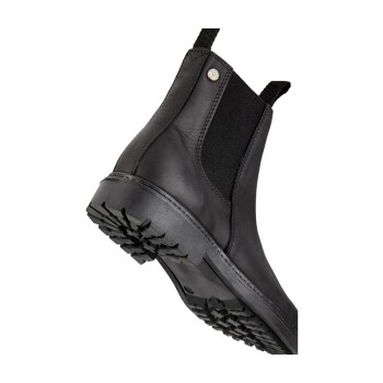 Schwarzer Leder-Ankle-Boot mit elastischen Seitenpaneelen und einer robusten Sohle, schräg dargestellt, um das Profil und die Designdetails zu zeigen.
