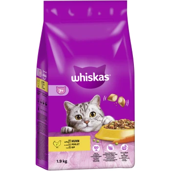 Senior 7+ mit Huhn 1.9 kg Whiskas Katzenfutterbeutel mit einer grauen getigerten Katze mit einem verspielten Ausdruck, beschriftet mit "7+" und "Mit saftigem Huhn" auf Deutsch, 1,9 kg.