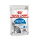 Torebka karmy dla kotów Royal Canin Indoor Sterilised, 85 g, z ilustracją szarego kota i tekstem podkreślającym odpowiedniość dla sterylizowanych kotów.