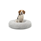 Ein Beagle sitzt bequem in einem plüschigen, runden grauen Hundebett und zeigt seine weiche, flauschige Textur vor einem weißen Hintergrund.