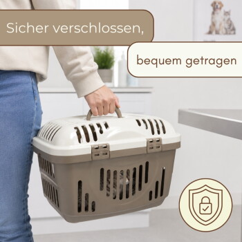 Person trägt eine beige Transportbox mit Katze darin; deutscher Text: 'Sicher verschlossen, bequem getragen' und Schild-Symbol.