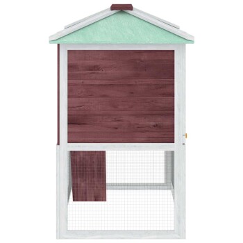 Holz-Haustierhaus mit einem grünen schrägen Dach, braunen Wänden und einem Drahtgittergehege unten, mit einer Rampe im Inneren.