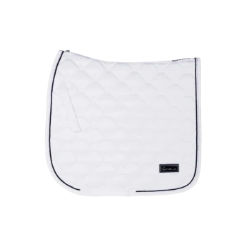 Weißes, gestepptes Sattelpad mit schwarzem Rand und einem kleinen Logo-Patch in der unteren rechten Ecke.