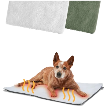 Ein Hund, der auf einer weichen, beheizten Haustierdecke liegt, mit einer weißen und grünen Decke, die oben gezeigt wird. Wärme-Linien sind unter dem Hund dargestellt.