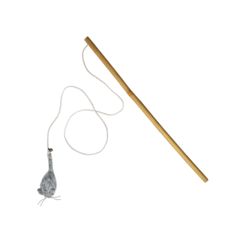 Jouet pour chat avec un bâton en bambou et une ficelle blanche attachée à un peluche en forme de souris grise à l'extrémité.