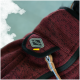 Nahaufnahme eines burgunderfarbenen Haustier-Rucksacks mit einem Jeggo-Logo-Patch und einem Ledergriff, der den strukturierten Stoff zeigt.