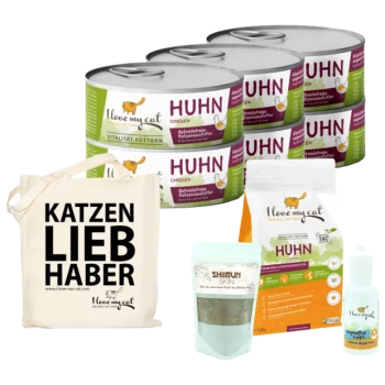 Eine Sammlung von Haustierprodukten: "Ich liebe meine Katze" Hühnerfutterdosen, Katzenleckerlis, Hautpflege-Lösung und eine "KATZEN LIEB HABER" Tragetasche.