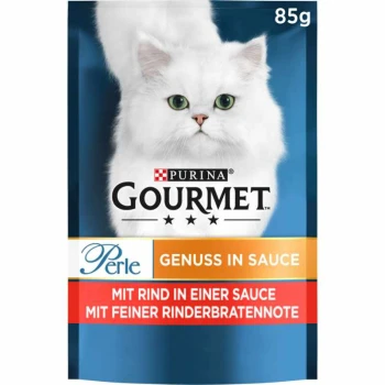 Perle Genuss in Sauce 26x85g Rind, in Rinderbratensauce Weißer Kater mit grünen Augen auf blauem Hintergrund, mit einer Packung Purina Gourmet Katzenfutter, 85g, beschriftet mit "Genuss in Sauce" mit Rind.