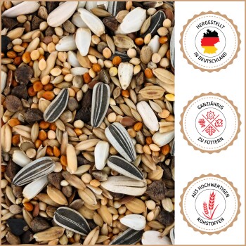 Nymphensittich frisst Mischsaat mit deutscher Fütterungsempfehlung darunter auf weißem Hintergrund.