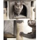 Zwei verspielte Katzen, eine schwarz-weiß und die andere dreifarbig, erkunden einen plüschigen grauen Katzenbaum mit einem gemütlichen Versteck und Kratzpfosten.