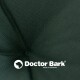 Nahaufnahme eines dunkelgrünen Haustierbettstoffs mit einem Knopfdetail, das das Logo "Doctor Bark" und den Text "MADE IN GERMANY" zeigt.