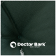 Nahaufnahme eines dunkelgrünen Haustierbettstoffs mit einem Knopfdetail, das das Logo "Doctor Bark" und den Text "MADE IN GERMANY" zeigt.