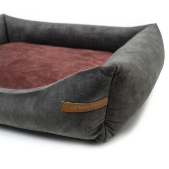 Graues Haustierbett mit einem kastanienbraunen Innenraum und einem Lederschild mit der Aufschrift "Rexproduct.com."