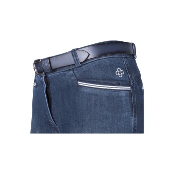 Nahaufnahme eines Paares dunkelblauer Jeans mit einem schwarzen Gürtel, mit einem weißen Streifen auf der Rückentasche.