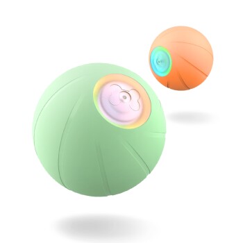 Zwei bunte Spielbälle für Haustiere, einer grün und einer orange, die vor einem weißen Hintergrund schwimmen, entworfen für das Spielen mit Haustieren.
