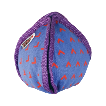 Balle-jouet pour chien en tissu bleu avec imprimés chevrons rouges, bordure tressée violette et étiquette KONG.