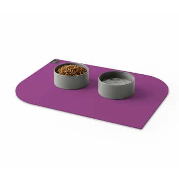 Graue Futter- und Wassernäpfe auf einer lila rechteckigen Matte mit kleinem schwarz-goldenem Etikett in der Ecke.