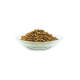 Eine Glasschüssel gefüllt mit trockenem Haustierfutter, mit kleinen, runden, braunen Pellets, vor einem weißen Hintergrund.