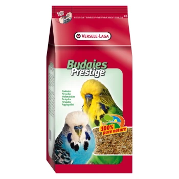 Eine Tüte Versele-Laga Budgies Prestige Vogelfutter mit zwei bunten Wellensittichen auf der Vorderseite, mit einem Etikett "100% reine Natur".
