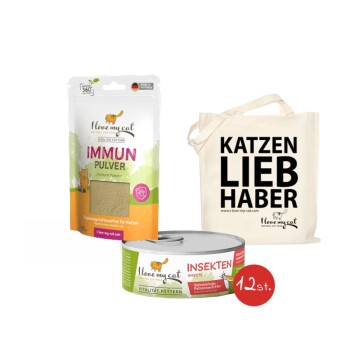 Ein Behälter mit 'Immun Pulver' Katzen Ergänzung, eine Dose 'Insekten' Katzenfutter und eine Tragetasche mit dem Text 'KATZEN LIEB HABER', alles von I love my cat.